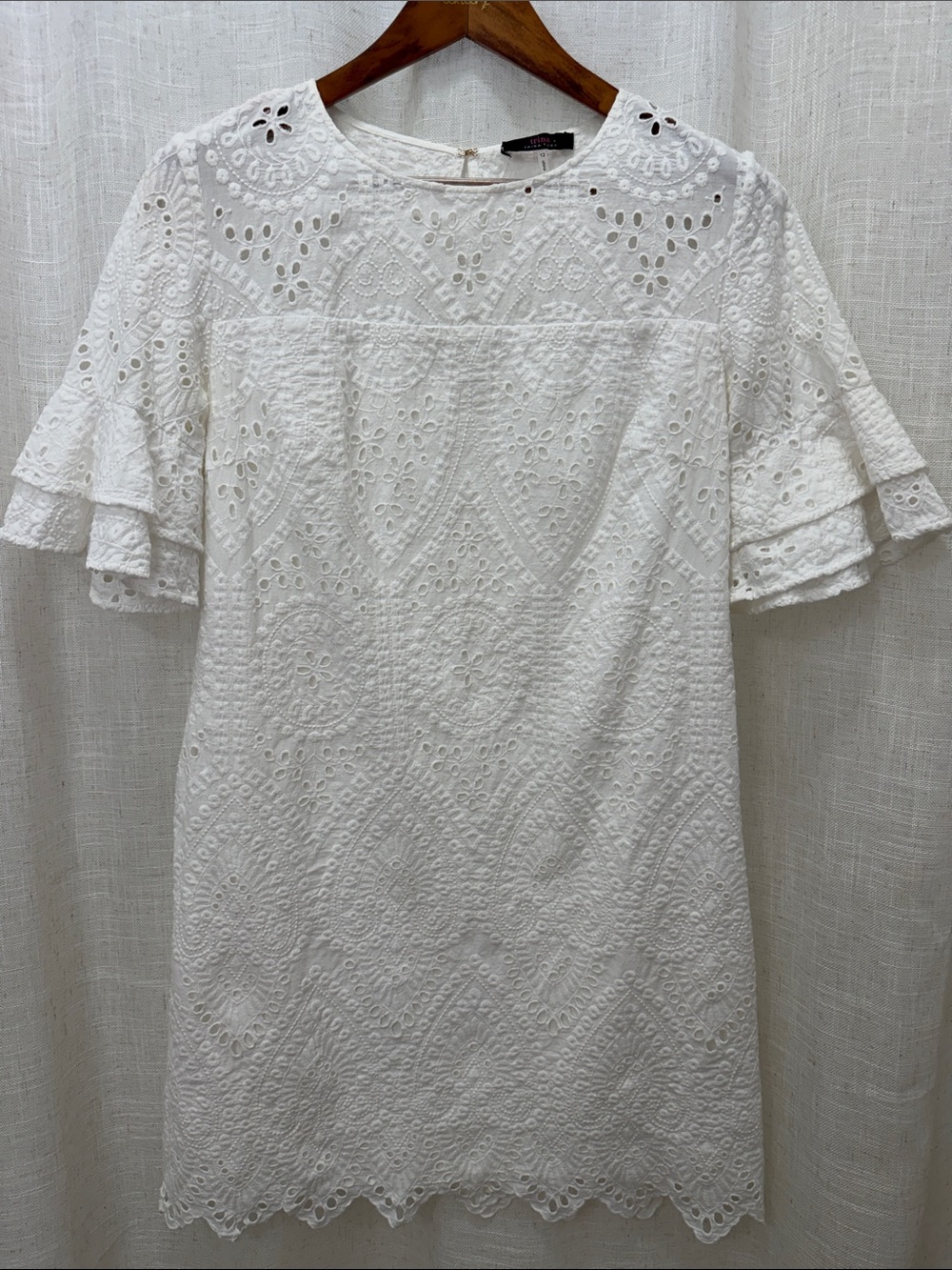 Trina Turk White Eyelet Lace Shift Dress Size 12 Excellent Condition